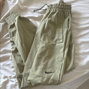 Nike Joggers in Light Beige/Khaki